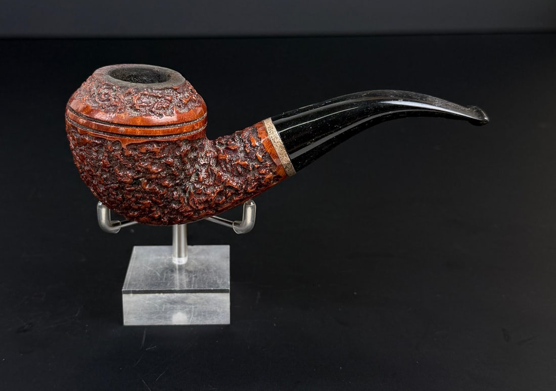 Ser Jacopo Briar Maxima Bulldog Estate Pipe: Sandblasted bent bulldog shape. R1 maxima finish. Handmade in Italy. 5 7/8" long.