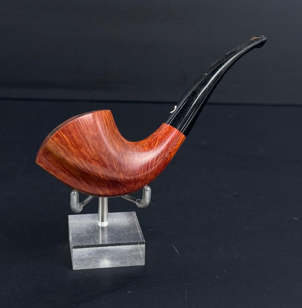 Il Ceppo Briar Bent Dublin Estate Tobacco Pipe: Stamped 7 for its smooth finish. Smooth bent Dublin shape. Handmade in Italy. 5 7/8" long.