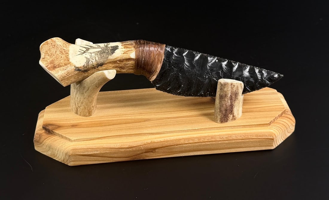 Bo Earls Handmade Horn Handle Knife: Handmade by Bo Earls. Bo is one of the finest modern flint and obsidian knappers. His knives are some of the nicest money can buy. The handle is whitetail deer horn. 7" long on stand.