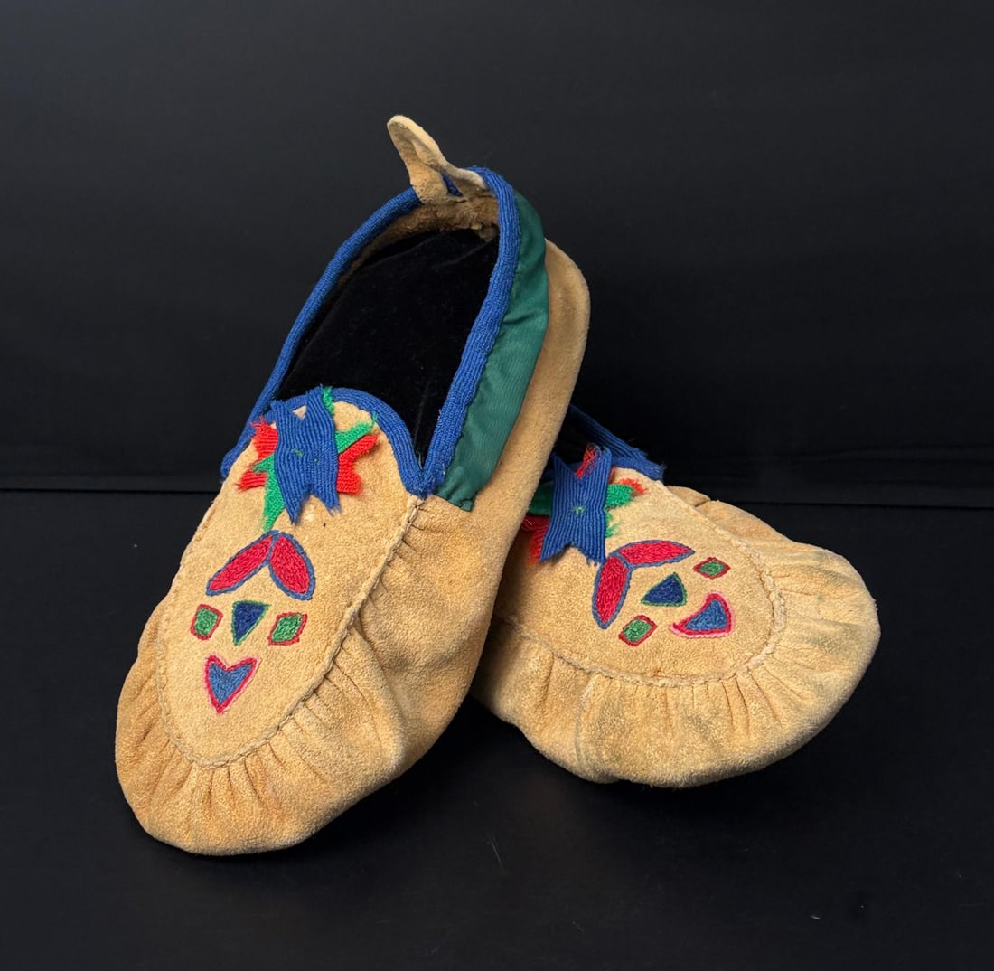 Cree Native American Indian Moccasins: 10 1/2" by 4 5/8". Mid 20th Century.