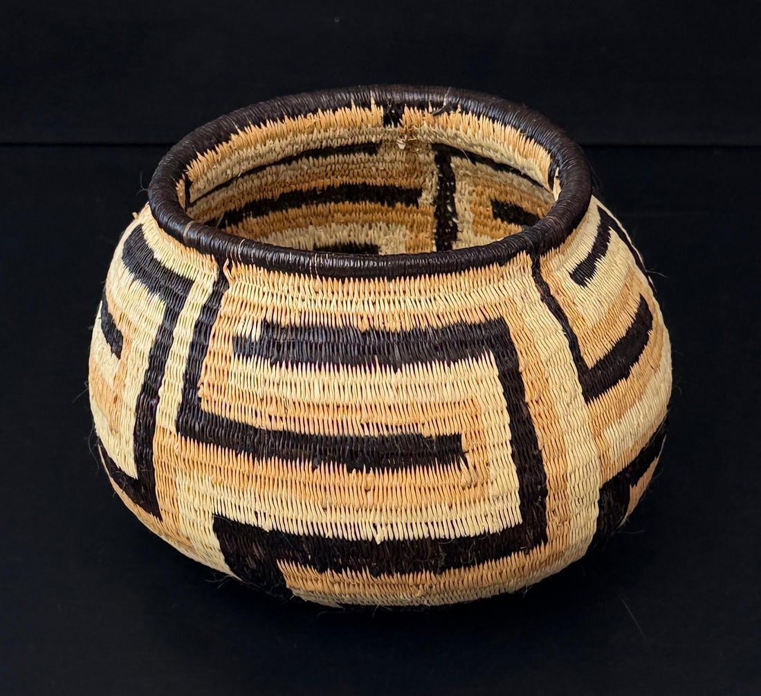 Wounaan Embera Panamanian Rainforest Basket: 5 1/2" diameter, 3 3/4" tall.