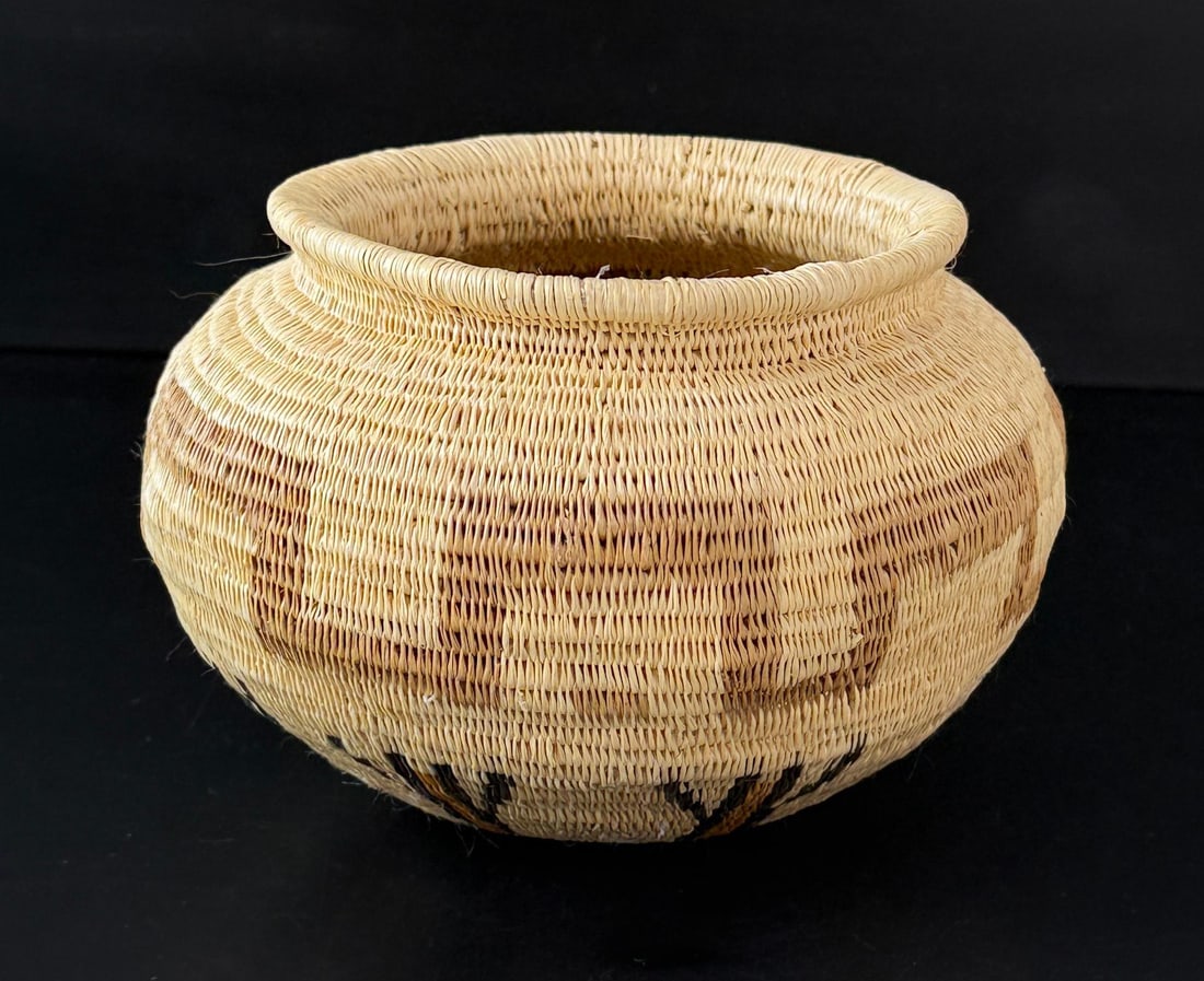 Wounaan Embera Panamanian Rainforest Basket: 6 1/8" diameter, 4 1/8" tall.