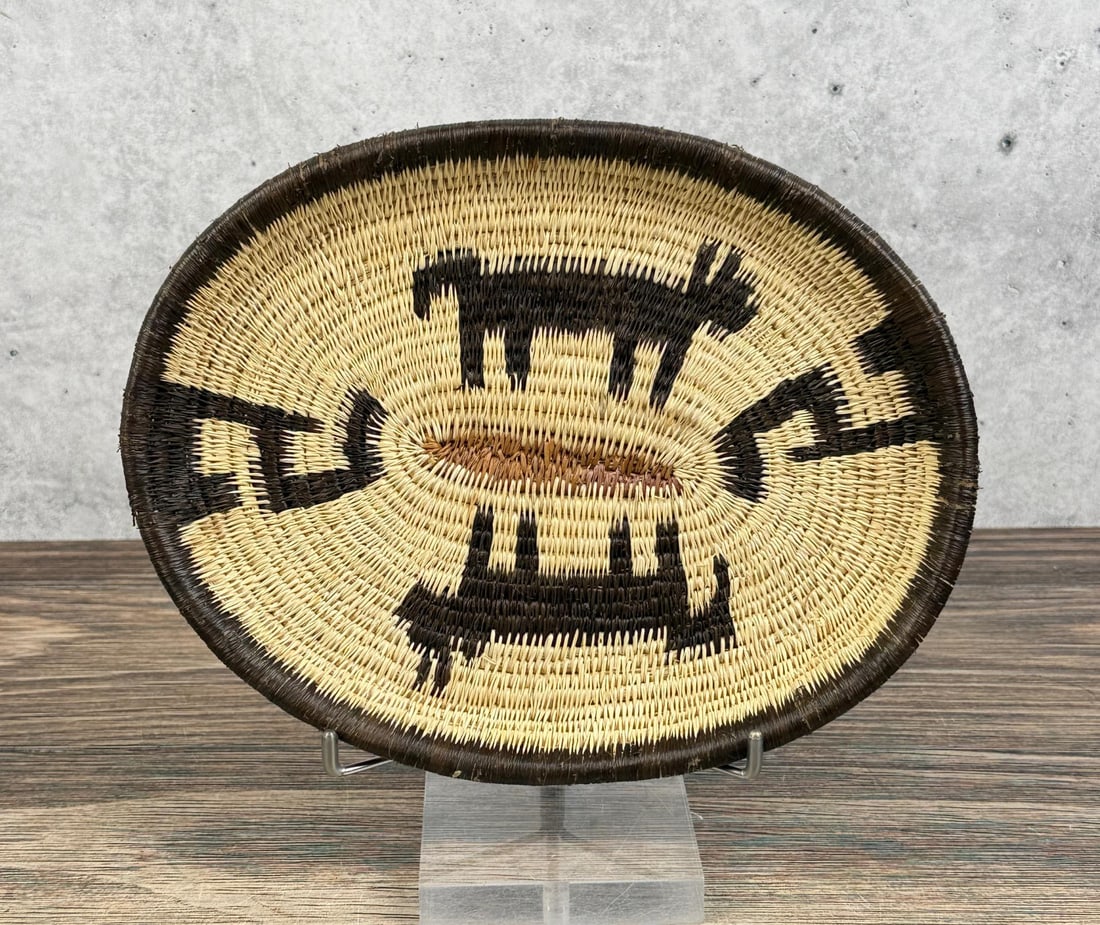 Wounaan Embera Panamanian Rainforest Basket: 9 5/8" by 7 1/2" by 1"