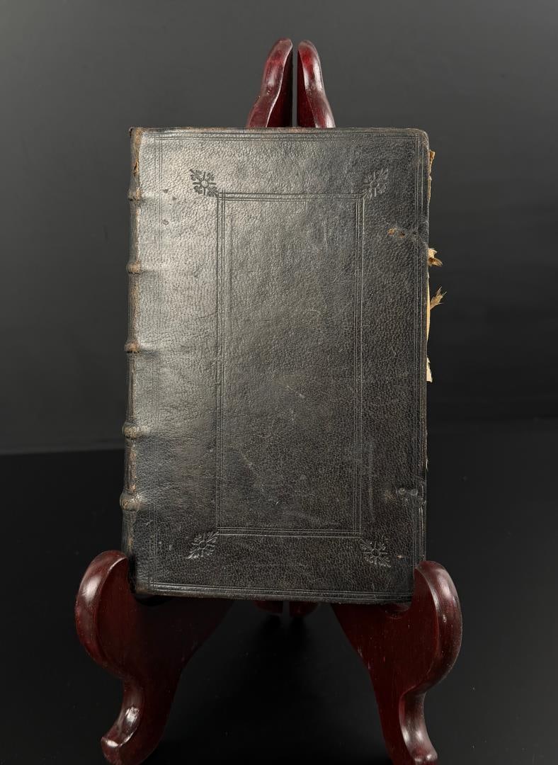 1637 Paris Edition of the Missale Romanum: Missale Romanum, ex decreto Sacro-Sancti Concilii Tridentini restitutum, Pii V Pont. Max. jussu editum, et Clementis VIII primum, nunc denuo Urbani Papae Octavi auctoritate recognitum. Paris, 1637.