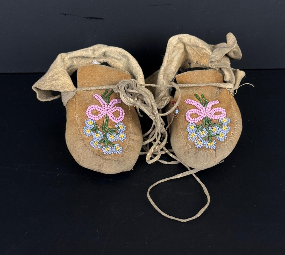 Plateau Native American Indian Beaded Moccasins: 5" long. First Half of the 20th Century.