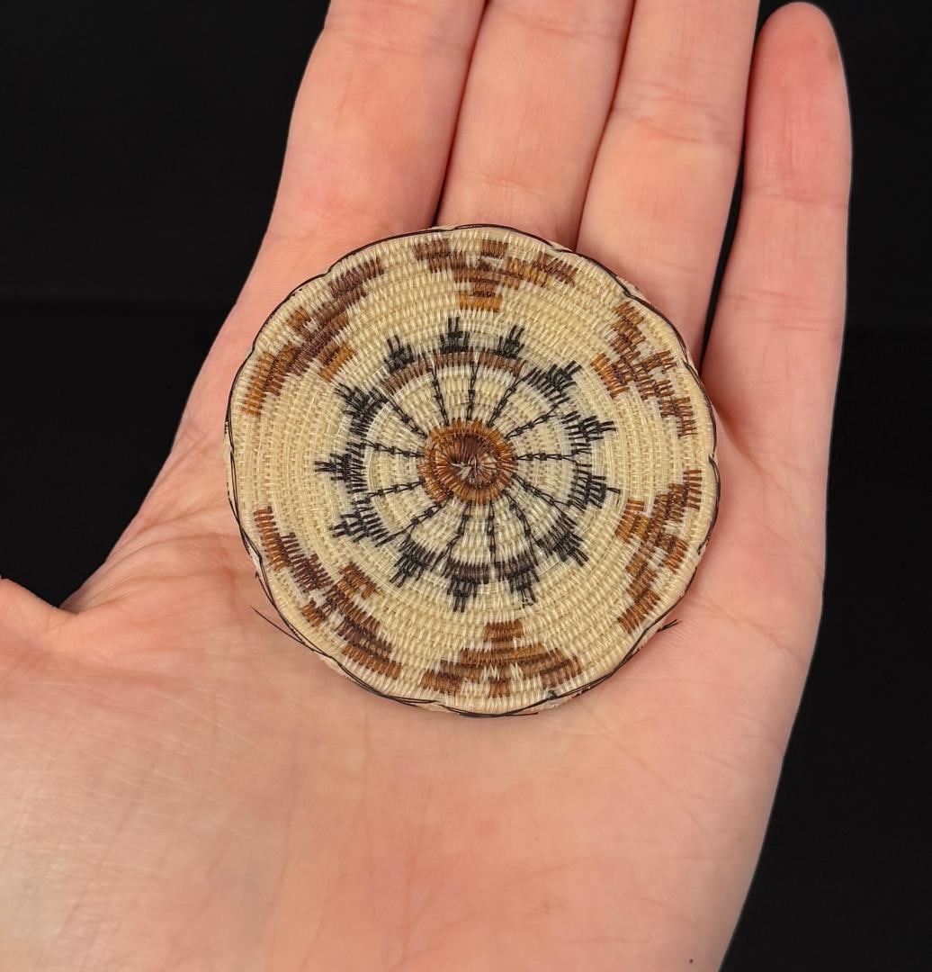 Ruby Thomas Papago Miniature Horsehair Basket: 2" diameter.