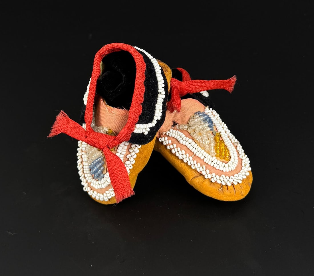 Iroquois Native American Indian Child Moccasins (1 of 5)