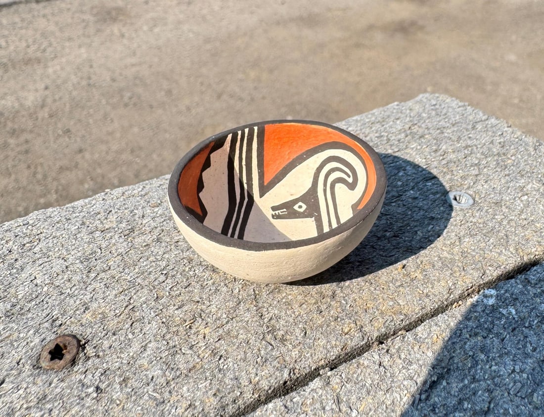 Wanda Aragon Acoma Pueblo Miniature Bowl: Dzinats'ituwits'a. 1 3/4" diameter, 3/4" tall.