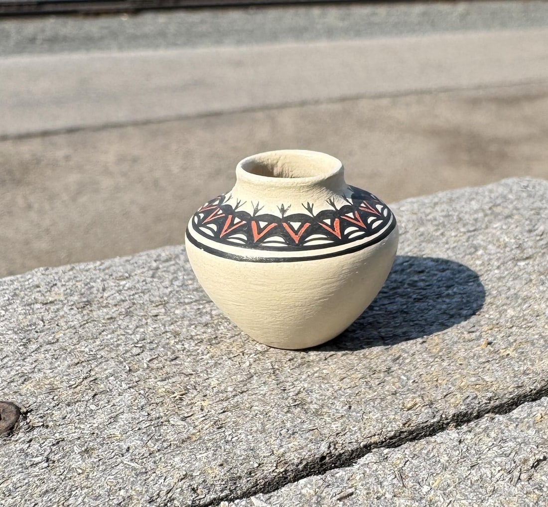 Teresa Wildflower Chemehuevi Miniature Jar: 1 1/4" diameter, 1" tall.