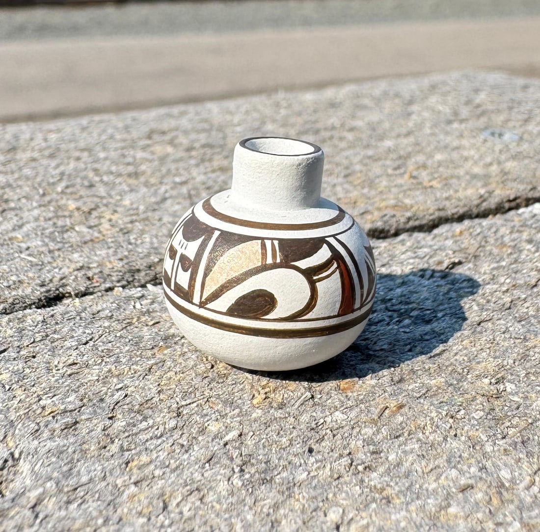 Teresa Wildflower Chemehuevi Miniature Jar: 3/4" diameter, 5/8" tall.