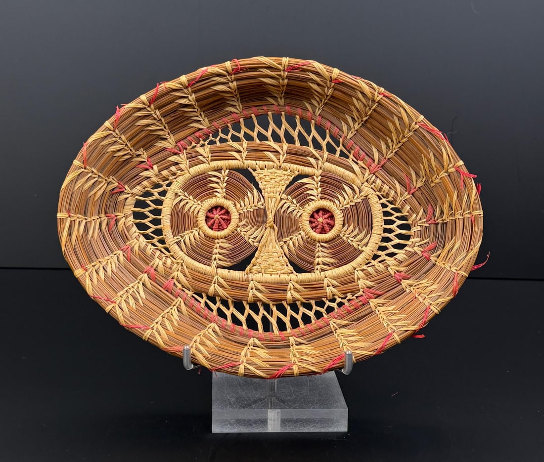 Coushatta Pine Needle Indian Basket: 9 1/8" by 8 1/2" by 1 1/4"