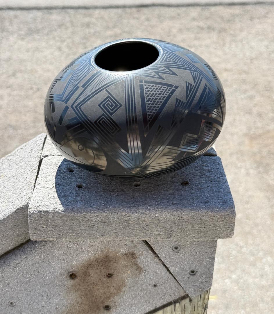 Octavio Andrews Mata Ortiz Pot: 6 7/8" diameter, 4 1/4" tall.