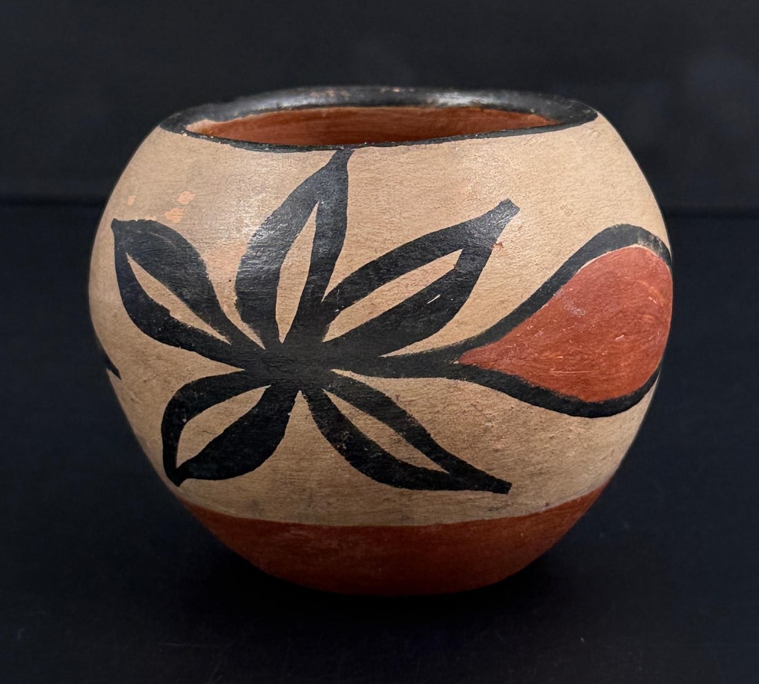 Santo Domingo Pueblo Pottery Jar (1 of 6)