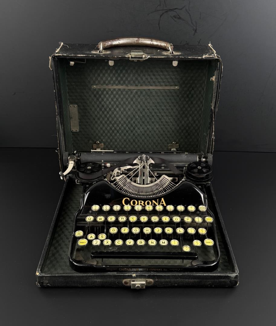 Corona Model 4 Portable Typewriter (1 of 9)