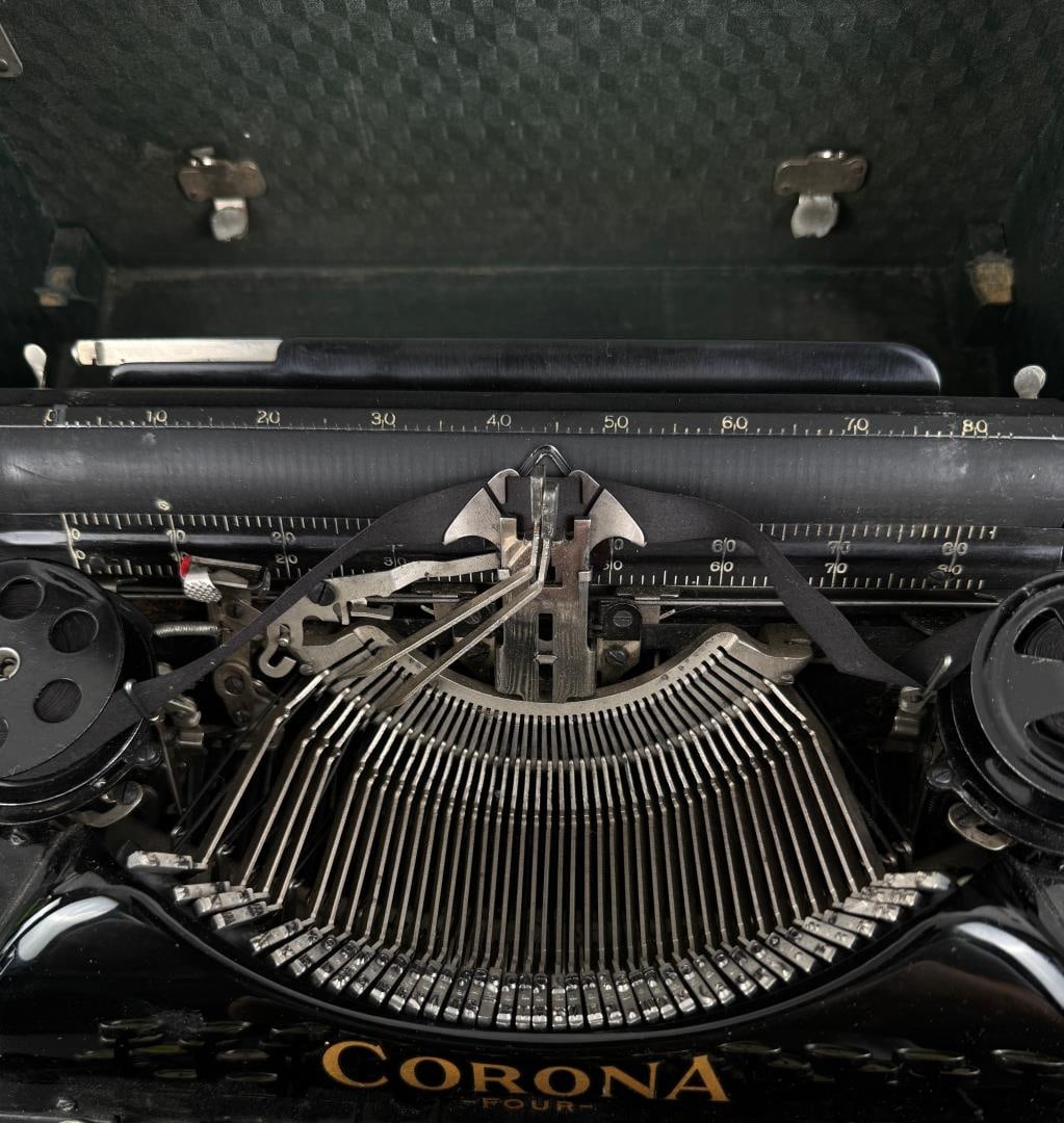 Corona Model 4 Portable Typewriter - 3