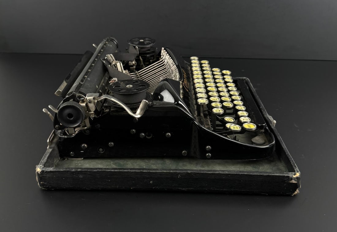 Corona Model 4 Portable Typewriter - 5