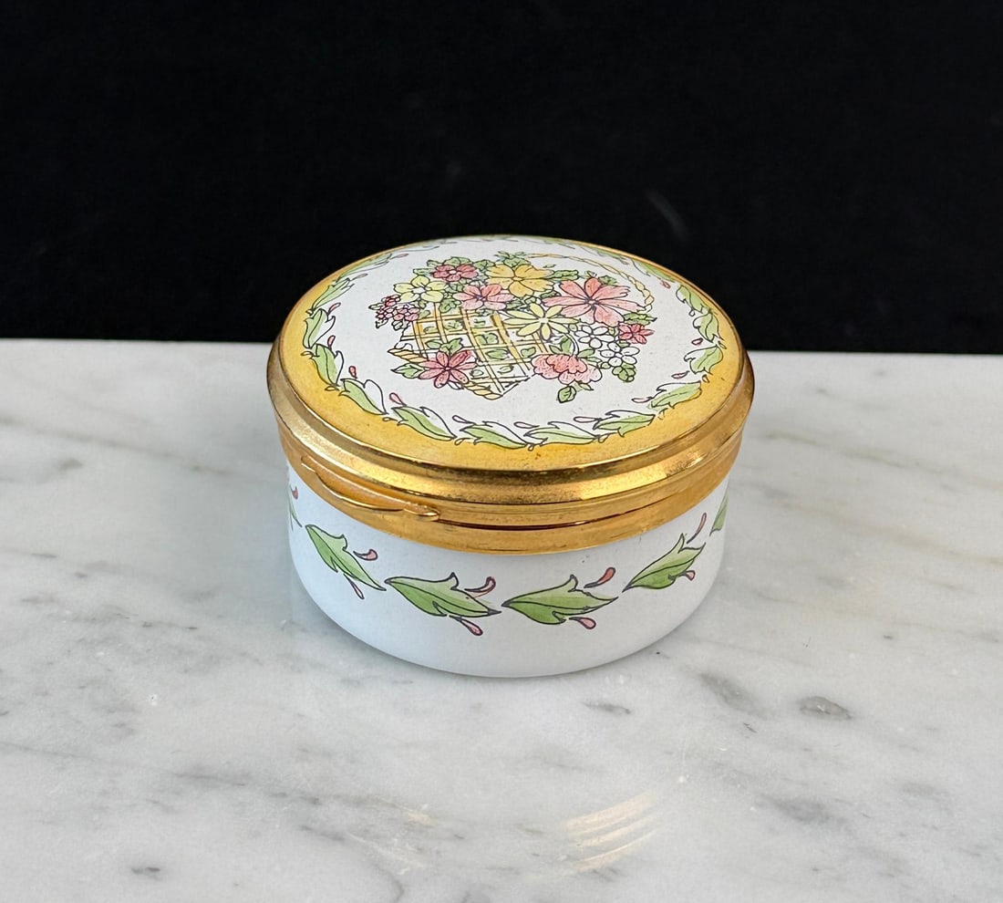 Bilston & Battersea Enamel Trinket Box: Nice example.