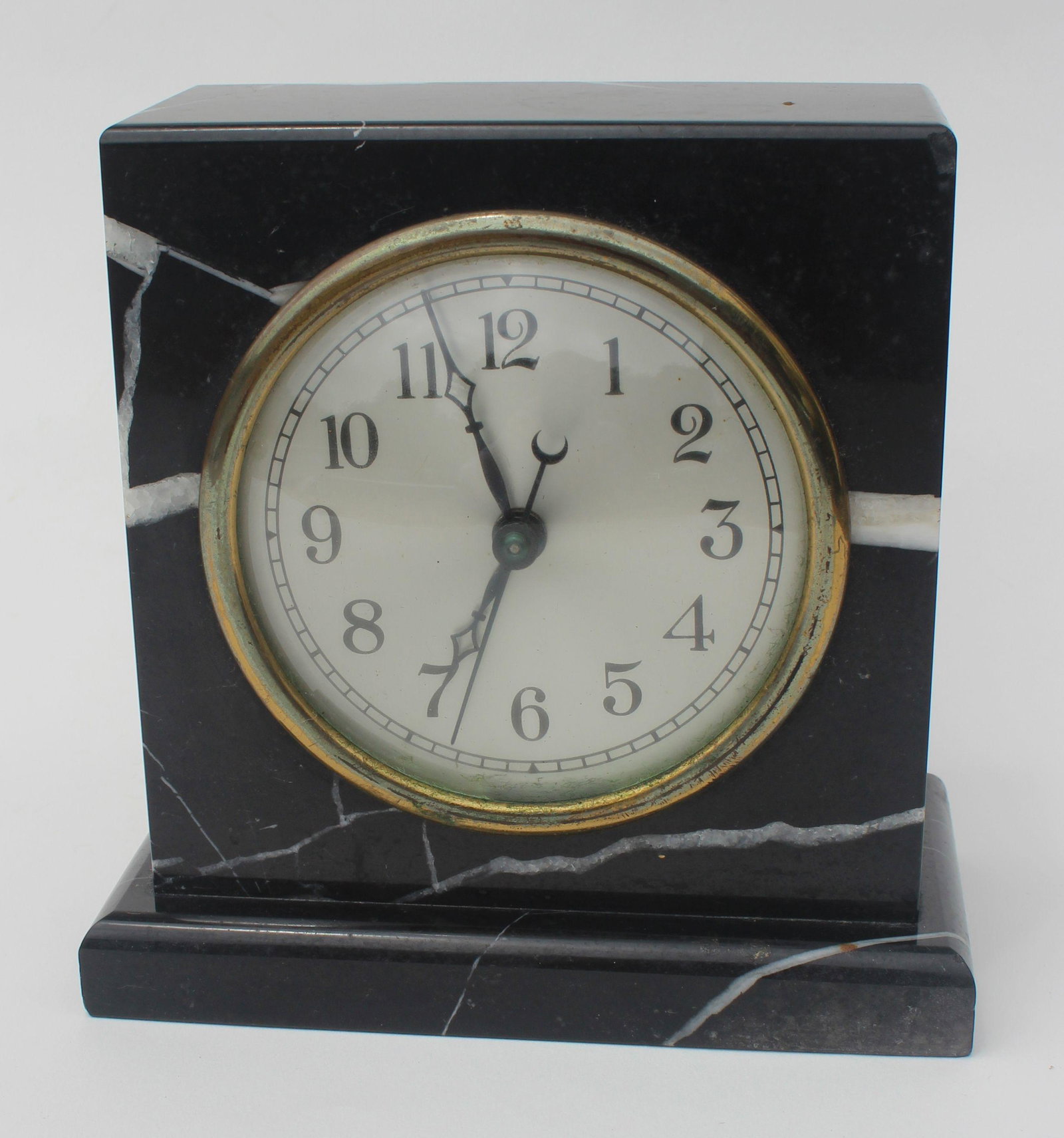 HAMMOND MARBLE SHELF CLOCK: Electric clock made in USA by Hammond Clock Products CO., the marble case is mark made in Belgium. Overall condition is ok small chip in one corner & the wiring is bad. size 6"H x 5.75"W