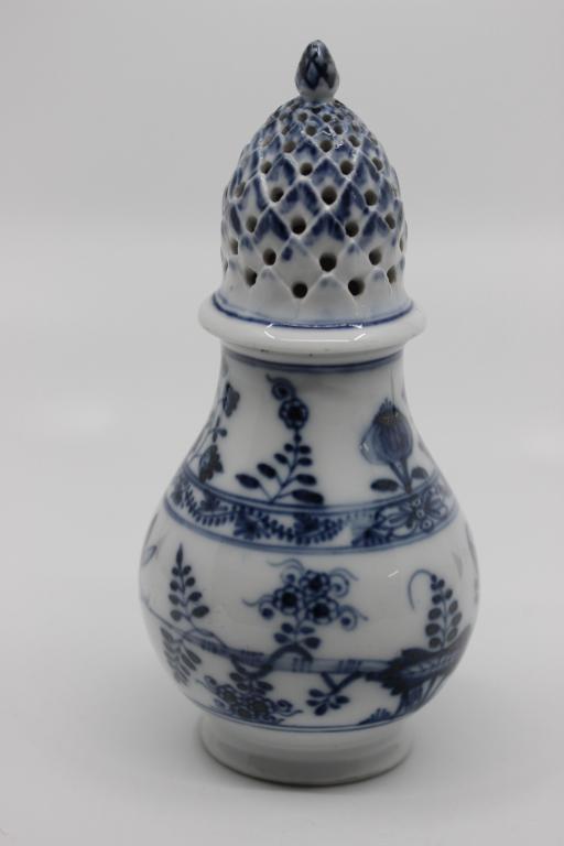 Meissen Blue Onion Muffineer Castor Early Mark (1 of 10)