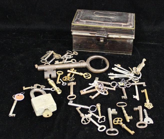 Tole Ware Box Antique Keys (1 of 8)