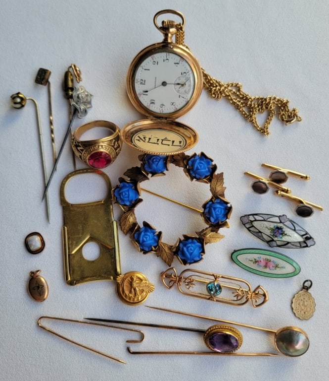 Lot of 10K Gold Estate Jewelry: Lot of 10K Gold Estate Jewelry 3.5 grams.