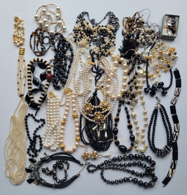 Costume Jewelry Lot: Costume Jewelry Lot