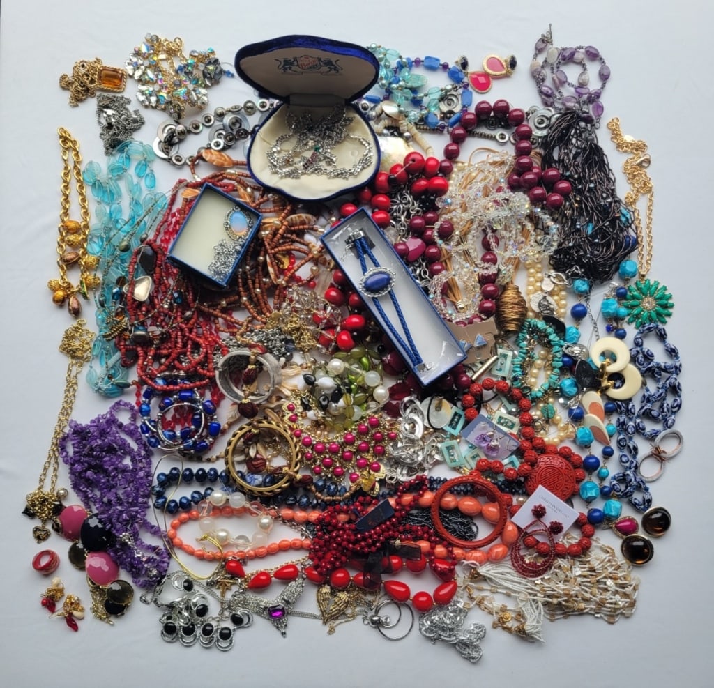 Costume Jewelry Lot: Costume Jewelry Lot