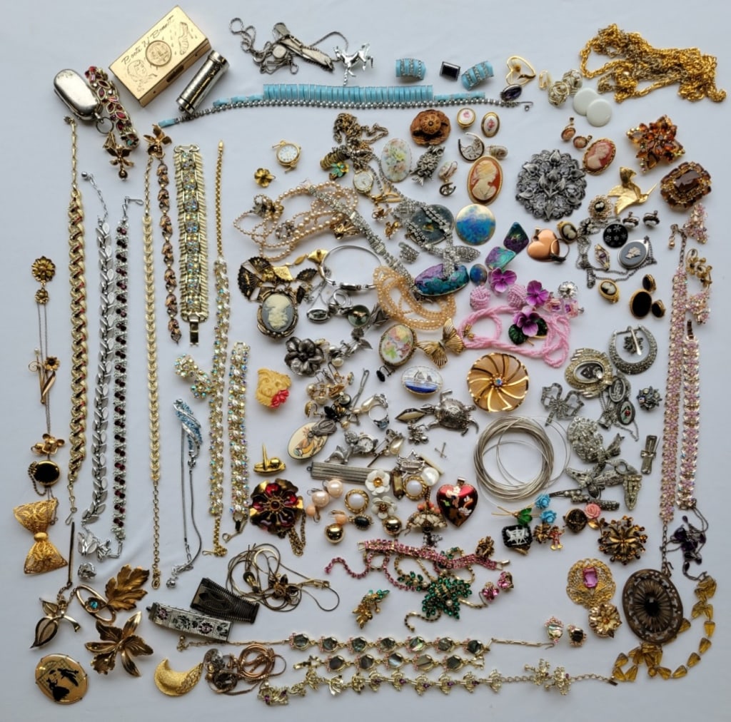Costume Jewelry Lot: Costume Jewelry Lot