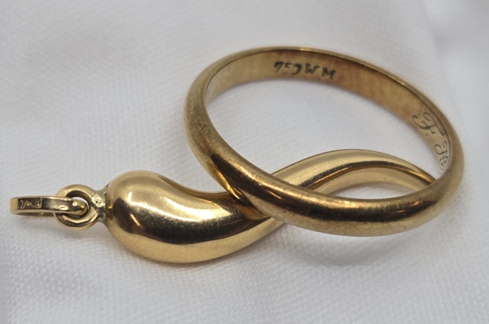 18K Jewelry Lot: 18k ring size 11.5 & Italian horn pendent. Total weight 7.36 grams