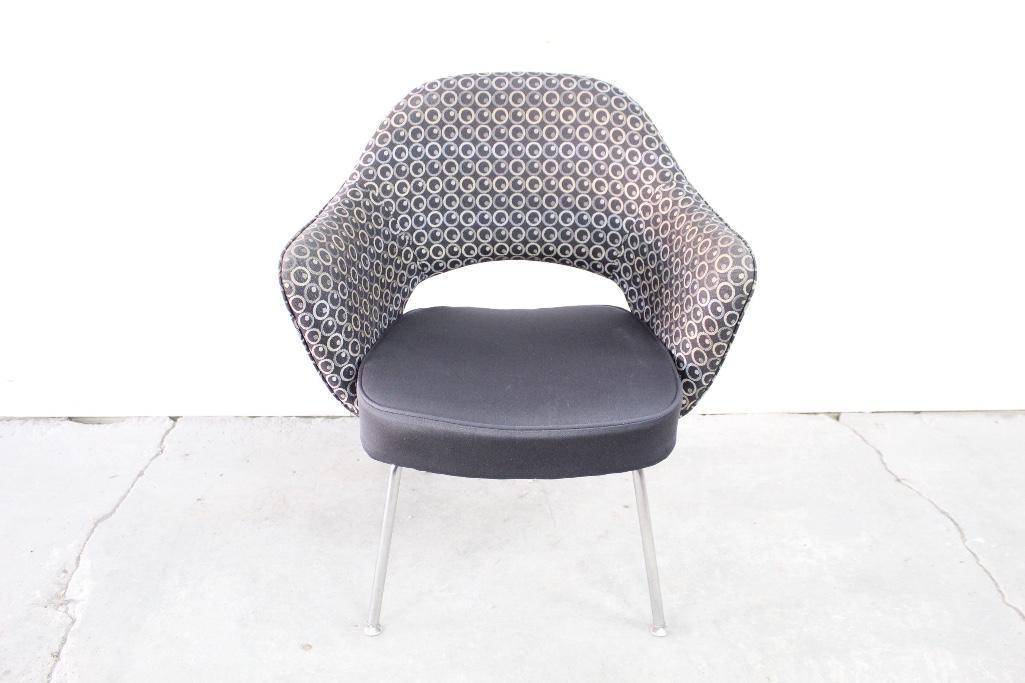 Knoll Saarinen Executive Arm Chair,Mid-century Modern: Knoll Saarinen Executive Arm Chair,Mid-century Modern. This sleek and stylish chair was made by Knoll according to a label on the underside. We believe this to be a more contemporary example as they a