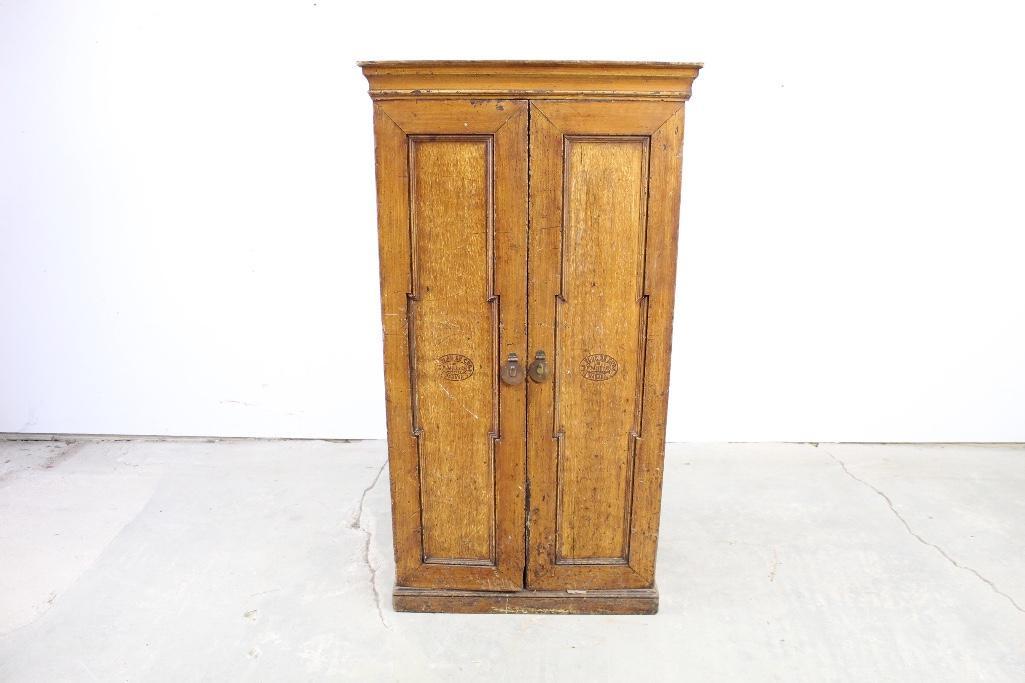 Wood 2-Door Cabinet Store Display Cigars, Habana,Cuba (1 of 10)