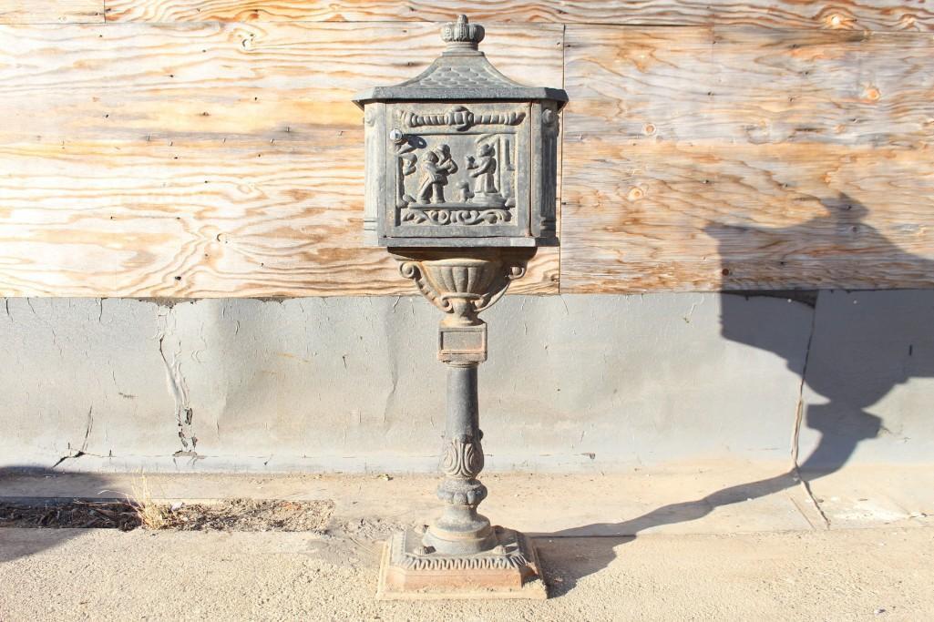 Standing Cast Iron Mailbox with Lock, Nice Patina (1 of 8)
