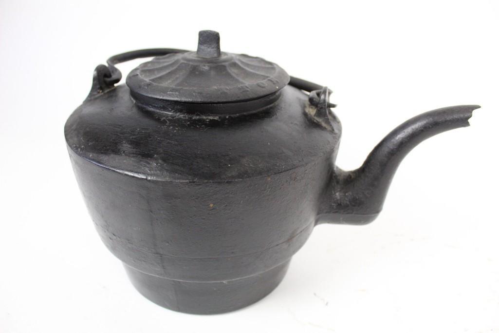 19th Century Noyes & Hutton Troy, NY Cast Iron Kettle: 19th Century Noyes & Hutton Troy, NY Cast Iron Kettle. This Noyes & Hutton Troy, NY cast iron kettle with handle. This elegant kettle says "Noyes & Hutton Troy" on the lid. There is a bottom gate