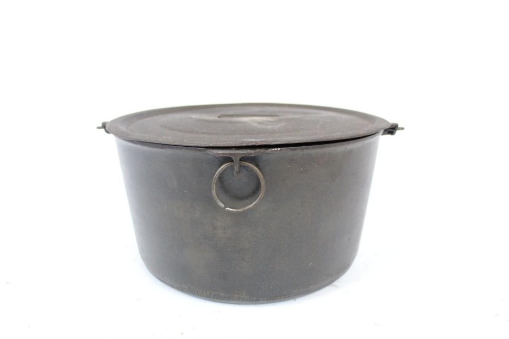 Antique Griswold Cast Iron Maslin Kettle Size 8 938: Antique cast iron maslin kettle made by Griswold. Marked on underside: "The Griswold Mfc Co. Cast Iron Maslin Kettle GRISWOLD ERIE PA USA 938. Includes somewhat mismatched thin tin lid. The dimensions