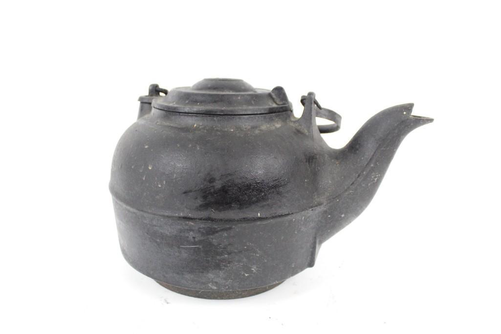Cast Iron Kettle with "8" on Lid,"5" Bottom,Gate Mark: Cast iron tea kettle with "8" on lid and "5" on bottom. This classic cast iron tea kettle is perfect for anyone who likes to start the day with a hot cup of tea. The dimensions are 8.5in x 9.5in x 1