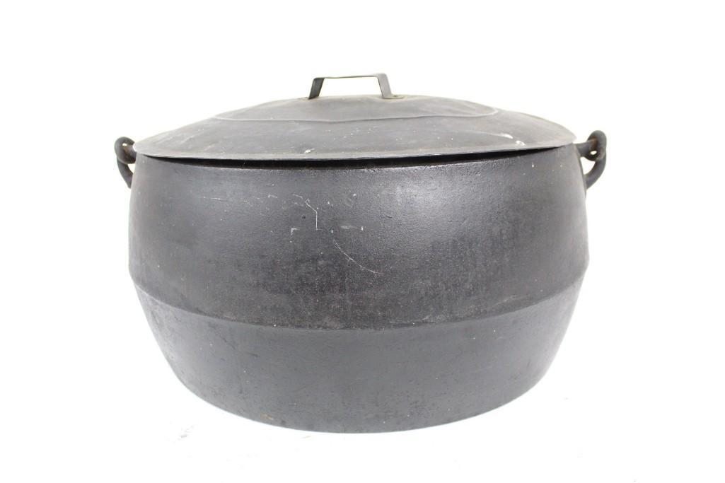 Marietta Large Cast Iron Pot with Handles and Lid (1 of 9)