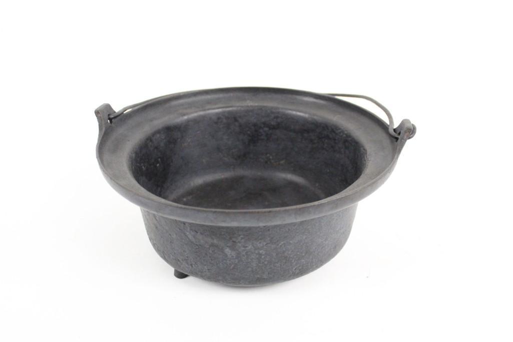 Cast Iron Pot with Wide Rim (1 of 10)