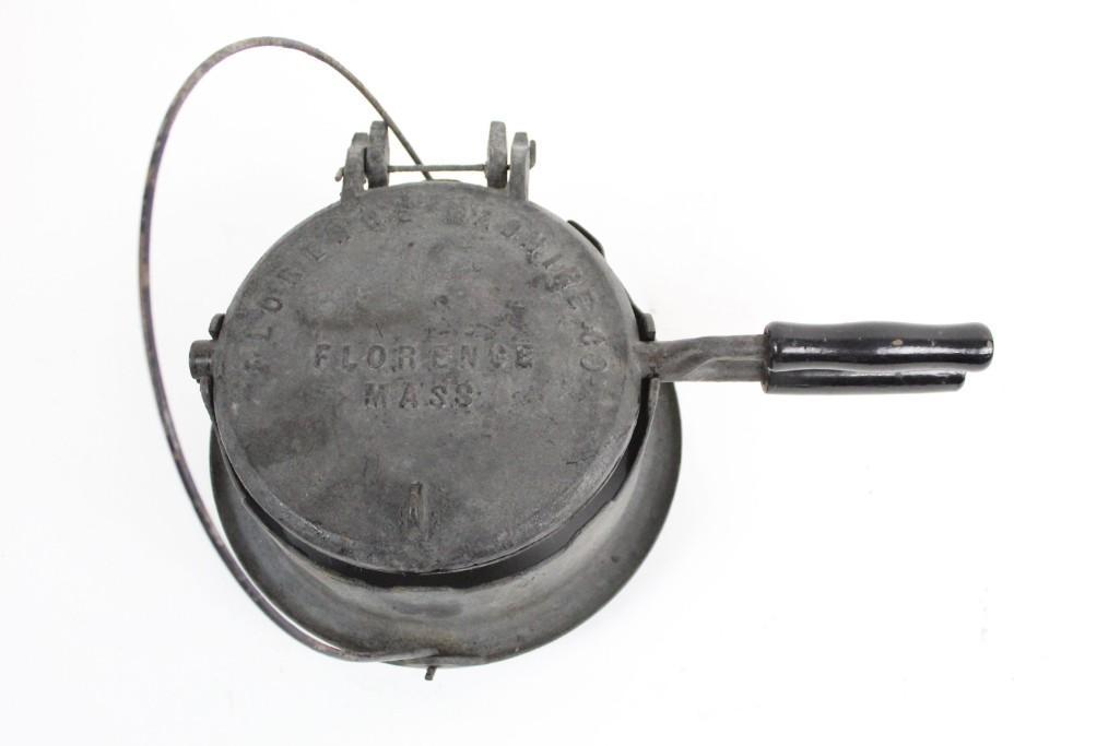 Cast Iron Waffle Iron with Wooden Handle (1 of 7)