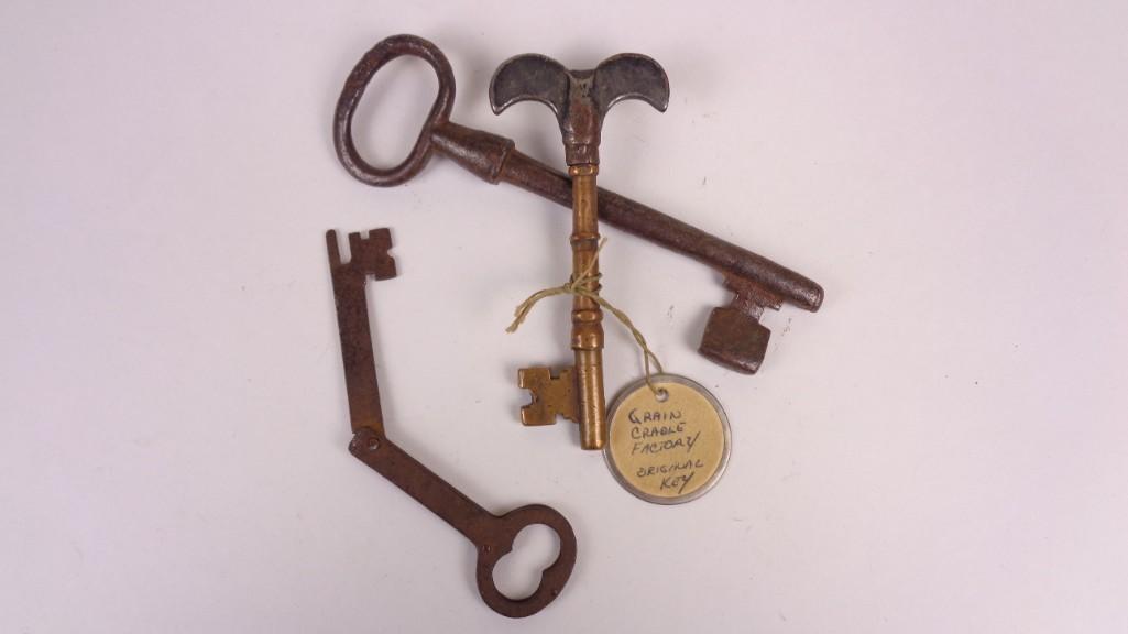 Lot of 3 Nice Large Antique Keys,Skeleton,Brass & Iron (1 of 6)