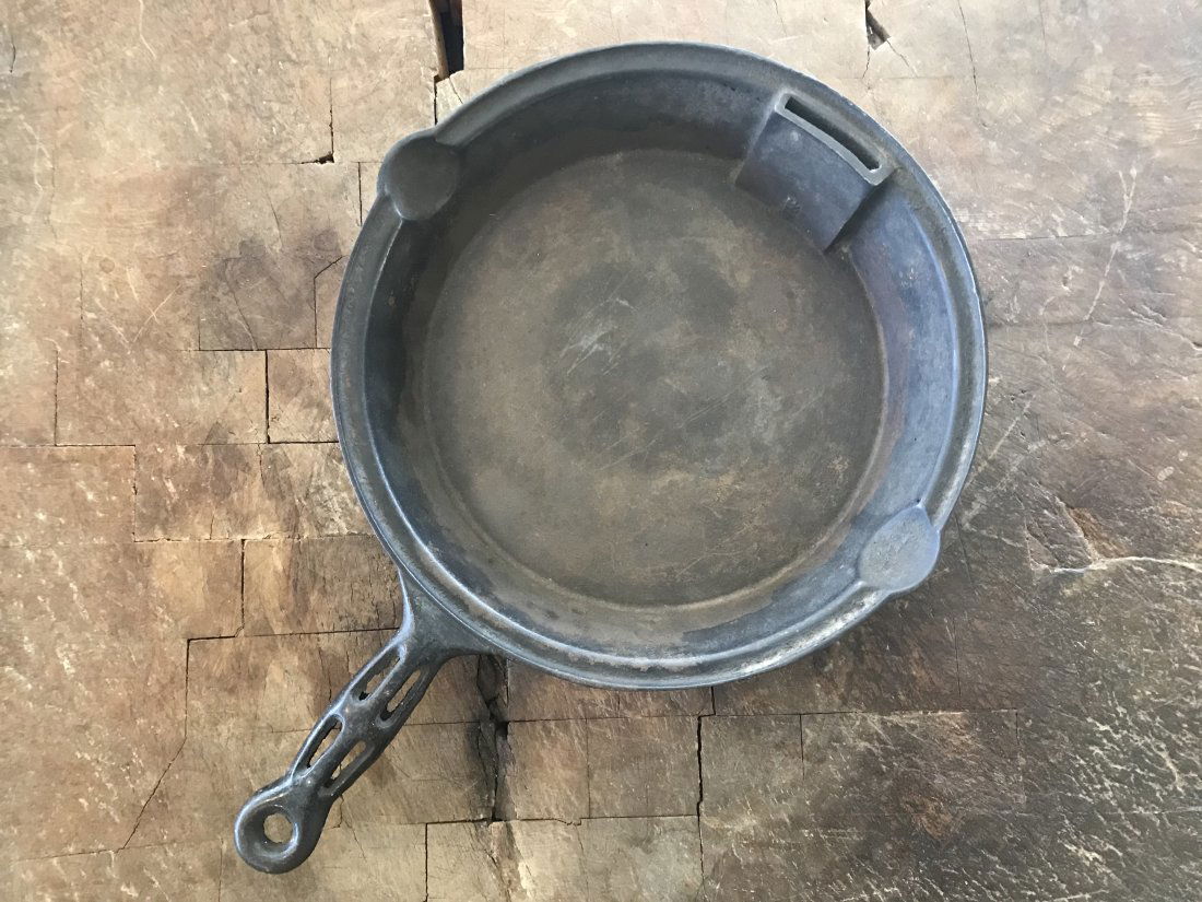 Antique 19thC Cast Iron Pan Gate Mark,1879 Victor No.8 (1 of 5)