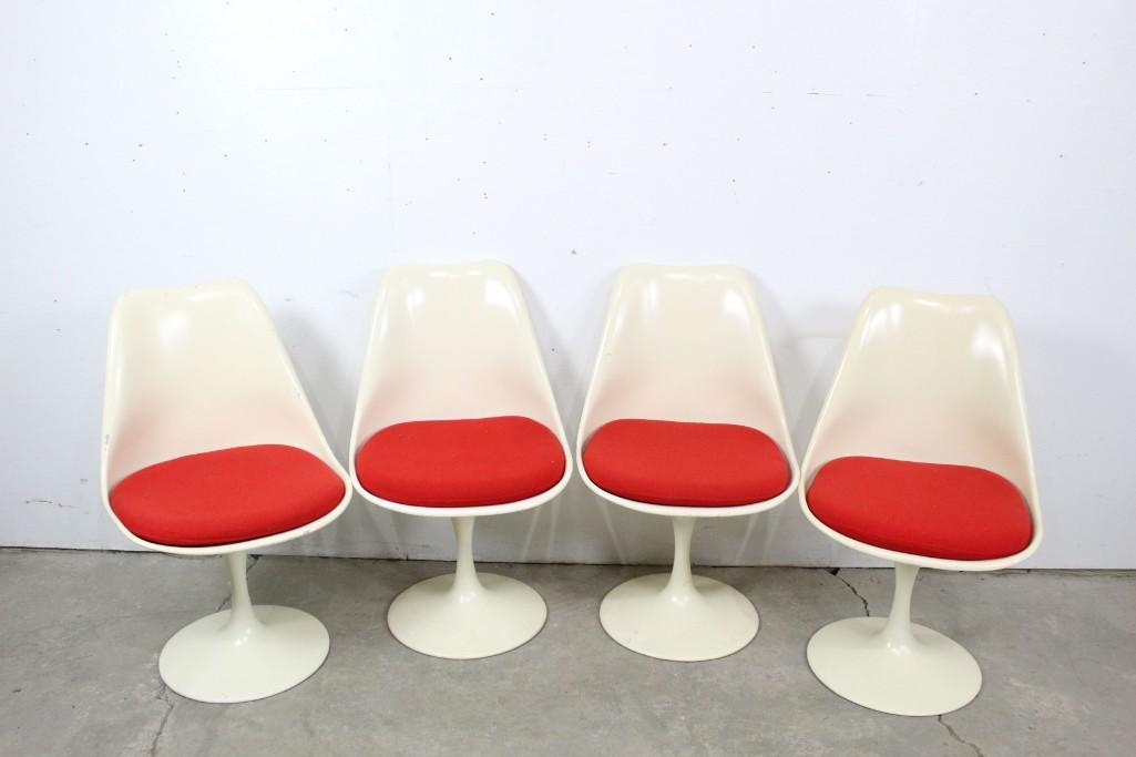 Set of 4 Mid-century Modern Saarinen Tulip Side Chairs: Set of four Mid-century Modern side chairs or dining chairs in the style of the classic "tulip" design by Eero Saarinen. Vivid red cushions over white resin mold offers a dynamic contrast, while curve