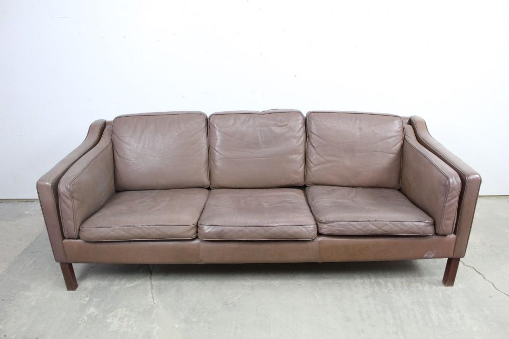 Niels Eilersen Mid Century Modern Danish Leather Sofa: Danish mid-century modern couch in brown leather with great patina. It is designed by Niels Eileren.. The elegant simplicity of this classic piece, as well as its neutral brown color, would make it fi