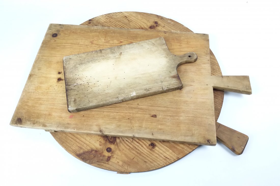 Lot of 3 Antique Wooden Cutting Boards,Pizza Size,Round: Lot of 3 Wooden Cutting Boards,Various Sizes & Shapes. 2 are rectangular, 1 w/ rounded handle and 1 w/ trapezoid shape. 1 Cutting Board is round w/ a trapezoid handle. Would be perfect adorning the wa
