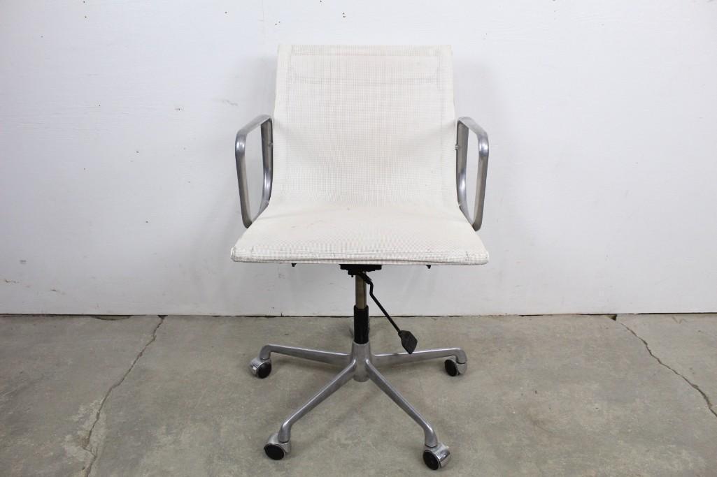 Italian Mid-century Modern White IcF Spa Office Chair: Italian Mid-century Modern white IcF Spa office chair. This sleek, Mid-century Modern office chair was made in Italy. It would add a cool vibe to any room. ATTENTION: The lever underneath is broken. T
