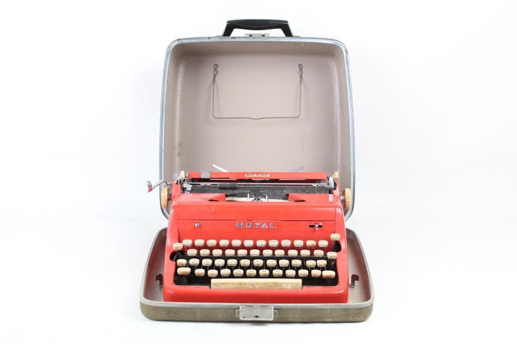 Bright Red Royal Typewriter in Case "Quiet De Luxe" (1 of 6)