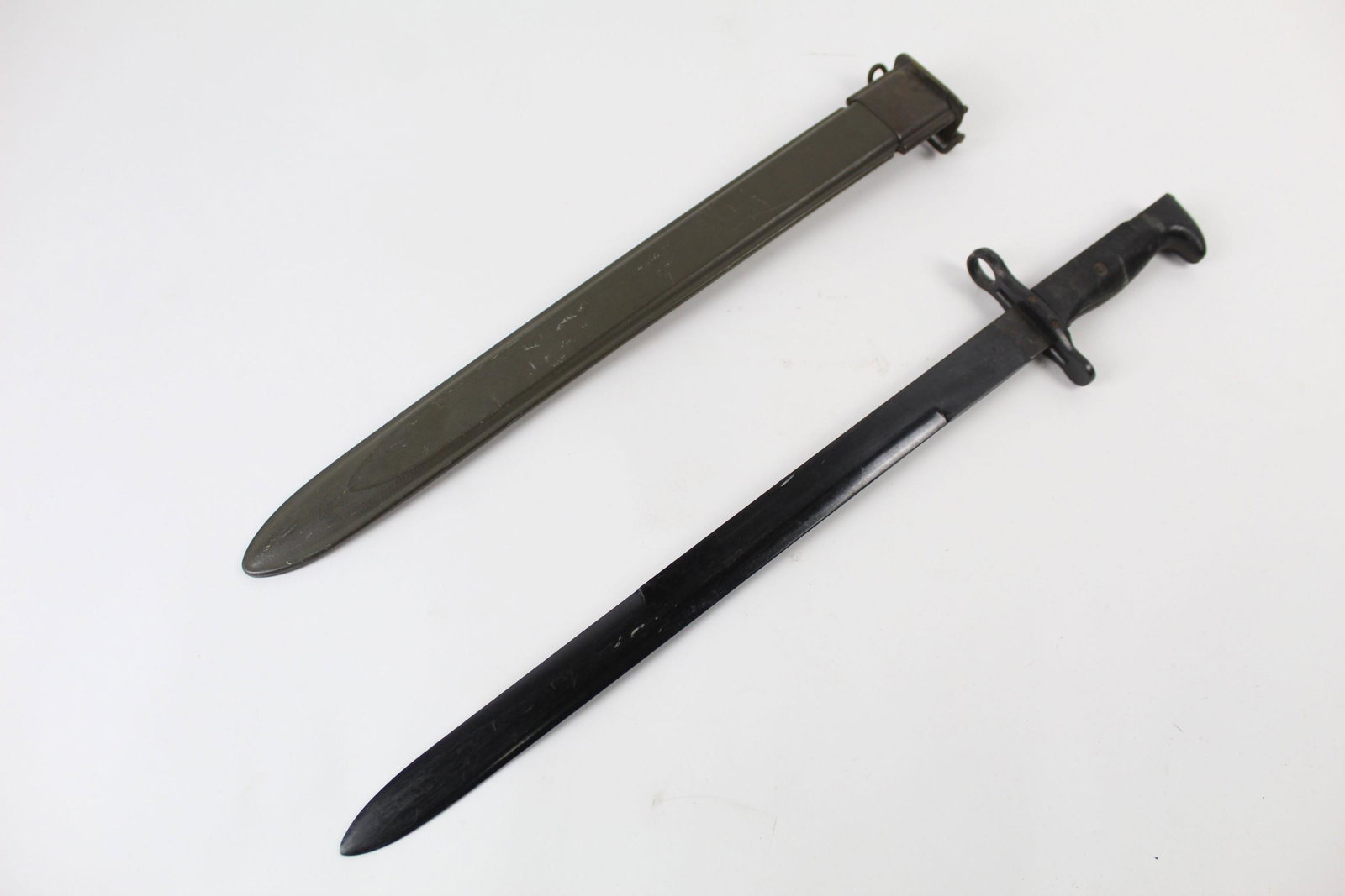WWII US Navy Mark1 Training Bayonet w Scabbard Bakelite (1 of 8)