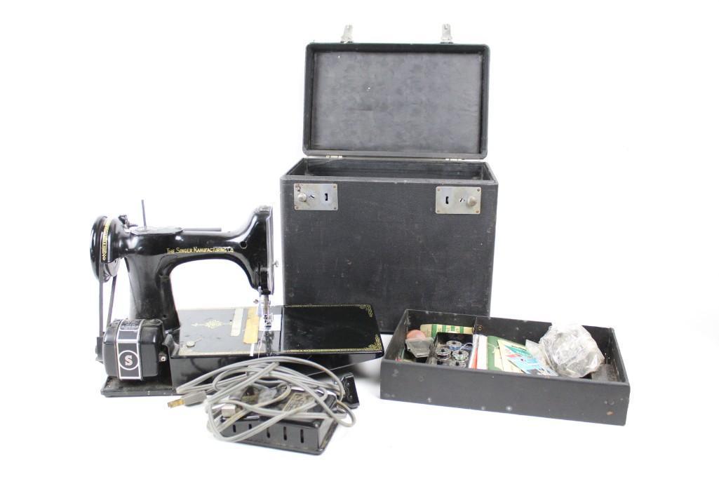 Singer Featherweight Sewing Machine in Case (1 of 11)