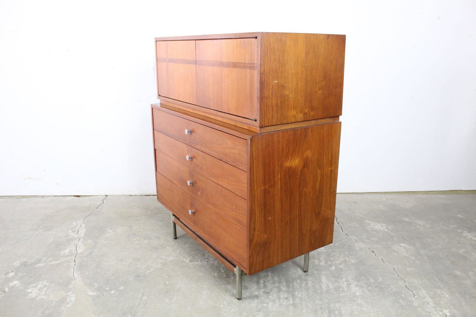 Mid-Century Modern Wood & Metal Kroehler Tall Dresser: Mid-Century Modern Kroehler Walnut Rosewood & Metal Highboy Dresser. This is a very attractive mid-century modern chest of drawers with spring loaded doors. It has a geometric inlaid design on the fro