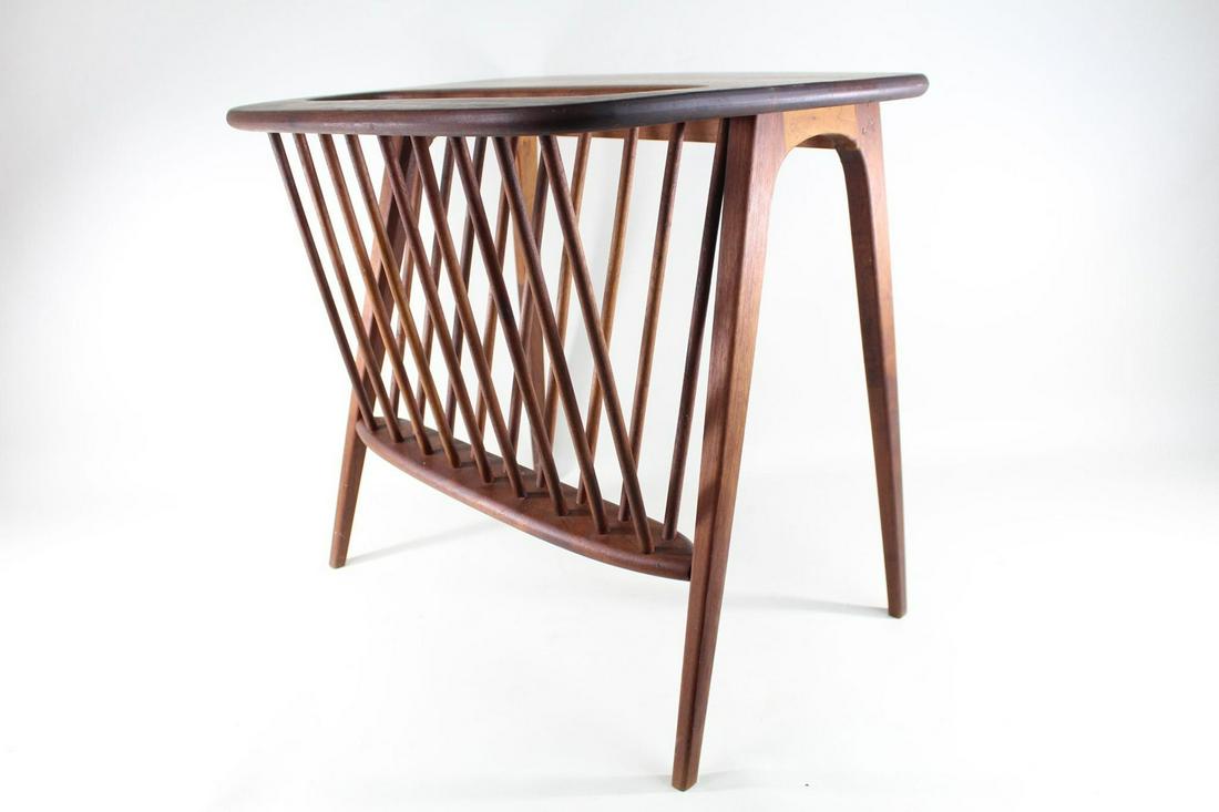 Mid-Century Modern Arthur Umanoff Magazine Rack Table: Mid-Century Modern Arthur Umanoff Magazine Rack Table. This is a side table or rack used for storing books, magazines, and more. It is sleek and modern, with vertical slats that flare outwards from th