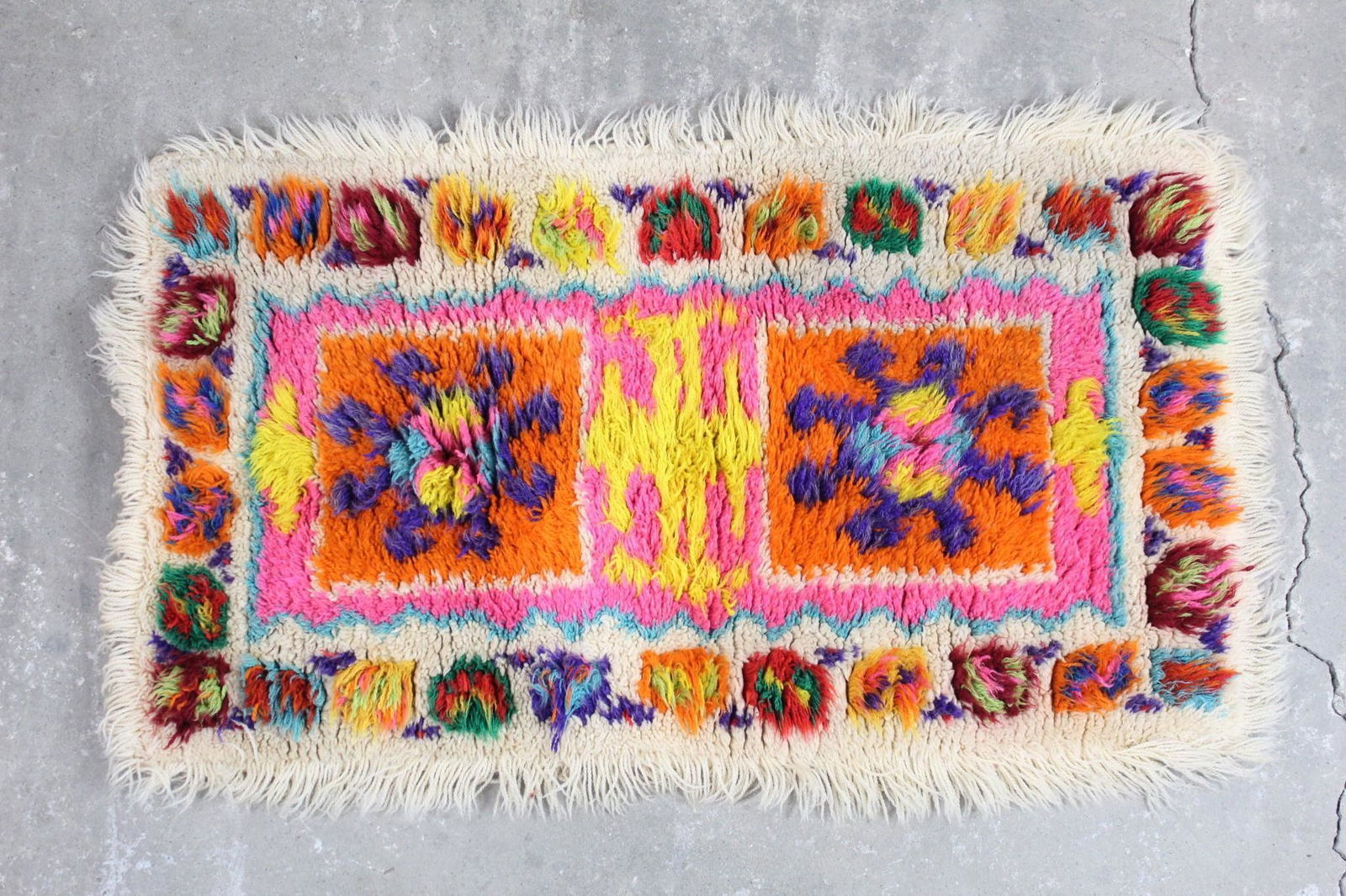 White & Bright Bohemian Vintage Shag Area Rug, 26 x 44 (1 of 9)